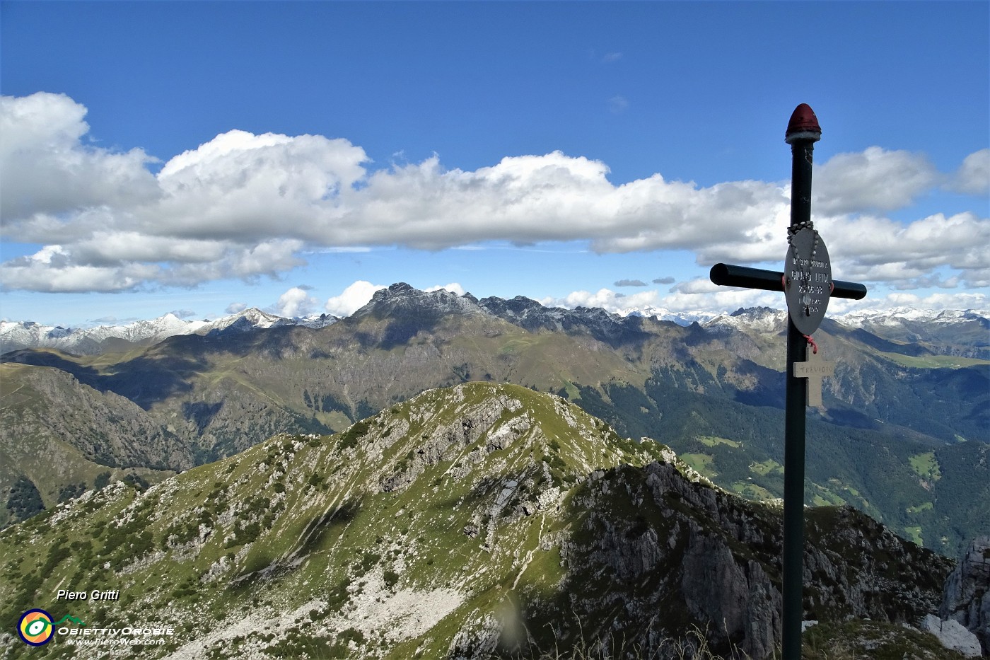 63 Dalla croce del Barbesino bella vista sulla Corna Grande da poco salita e verso il Tre Signori.JPG